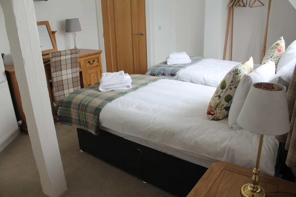 Three Horseshoes Country Inn Барри Экстерьер фото